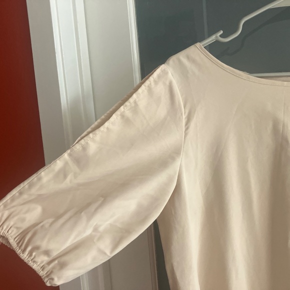 Flowy dress with cutout shoulder - Picture 1 of 4